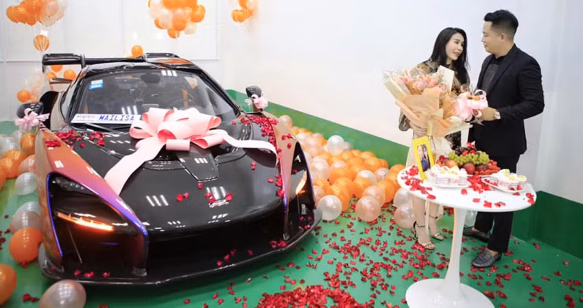 Trong khoảng 1 năm qua, vị đại gia này đã chi gần 100 tỷ đồng mua siêu xe tặng vợ. Đầu tháng 7/2020, Hoàng Kim Khánh tổ chức một buổi lễ hoành tráng để tặng siêu xe McLaren Senna độc nhất Việt Nam cho vợ mình. Xe mang biển số “MAI LISA” - biệt danh người vợ Phan Thị Mai của anh.