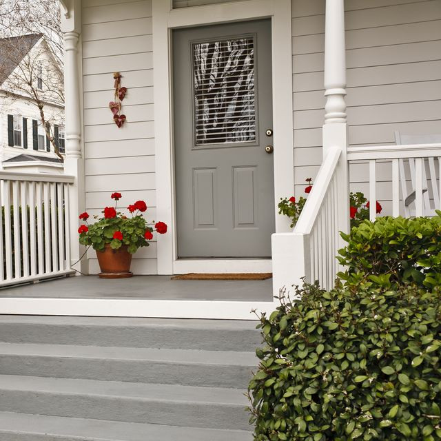 Ngoài ra, sự bừa bộn, lộn xộn không hề tốt trong phong thủy nhà ở. Vì vậy, trước cửa nhà của bạn lúc nào cũng phải sạch sẽ, gọn gàng và đủ ánh sáng. Có thể đặt chậu cây hoa màu đỏ dọc lối đi vào cửa chính.