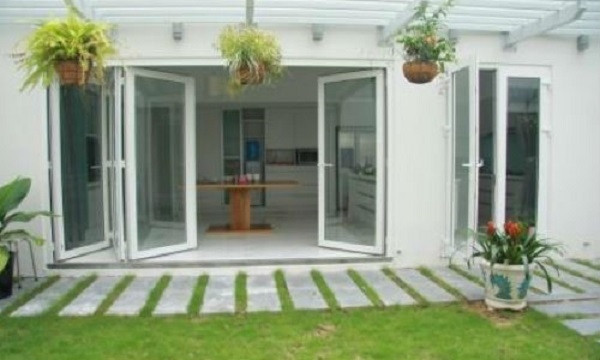 Cây xanh mang lại nhiều lợi ích phong thủy, nhất là các loại cây mọng nước. Do đó, trồng cây xanh trước cửa nhà hoặc trong nhà, vừa giúp mang lại thịnh vượng cho gia đình, vừa làm cảnh tạo một không gian xanh mát.