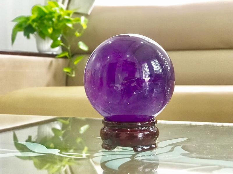 Về màu sắc ưu tiên sử dụng màu vàng kim, tượng trưng cho tiền tài, hoặc màu tím - màu của sự giàu có, phát đạt.