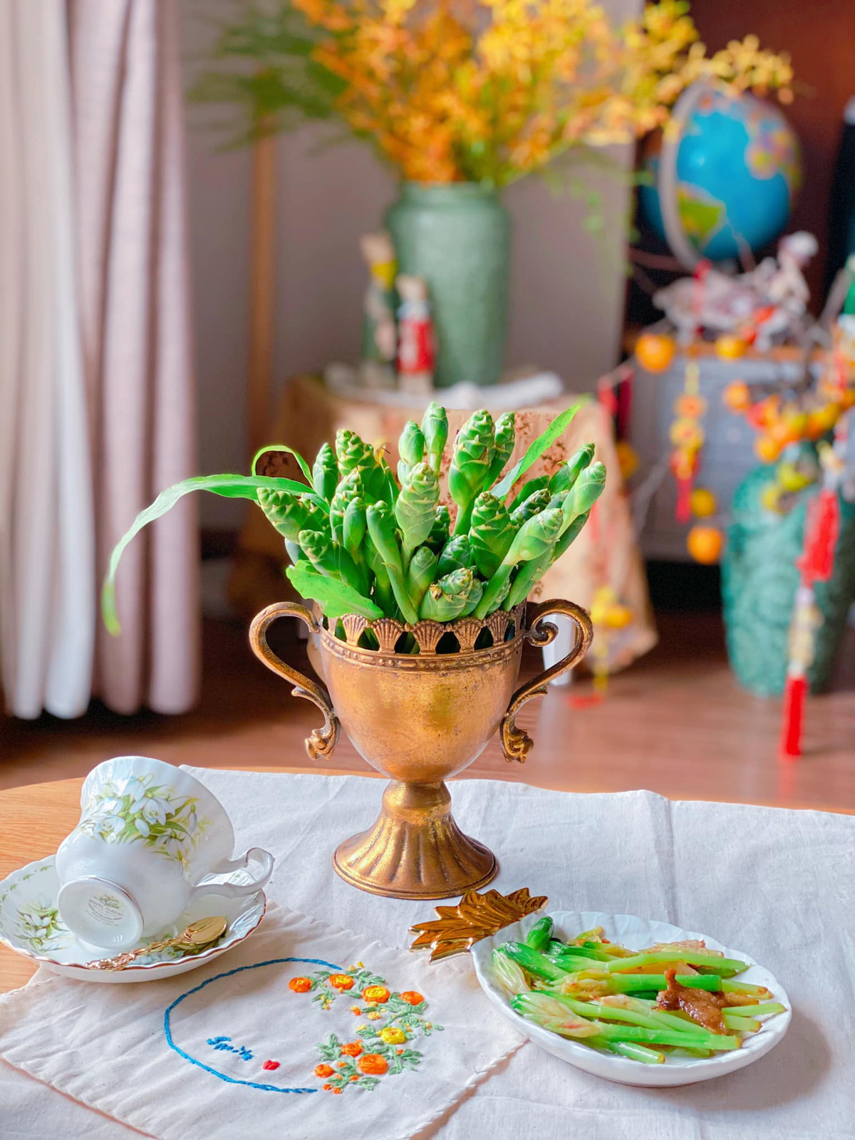 Không chỉ dùng nấu ăn, hoa gừng trên núi còn được các chị em sáng tạo, cắm vào lọ để phòng khách tạo mùi hương rất thư thái, dễ chịu. Ảnh: Facebook.