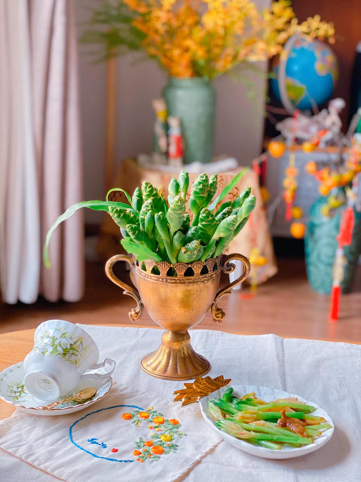 Không chỉ dùng nấu ăn, hoa gừng trên núi còn được các chị em sáng tạo, cắm vào lọ để phòng khách tạo mùi hương rất thư thái, dễ chịu. Ảnh: Facebook.