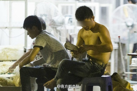 Công nhân cởi trần làm việc trong trạng thái đầy mồ hôi, không có bao tay hay khẩu trang. Họ thậm chí còn không rửa tay trước khi bắt đầu làm mì.