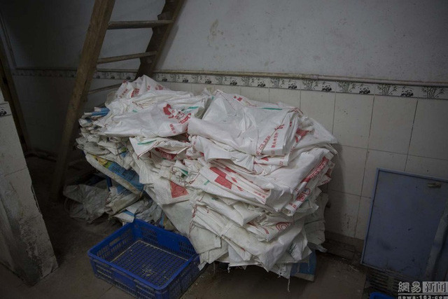 Thùng đựng bột dính đầy bụi bẩn trong khi bao bì không được kiểm định chất đầy một góc.