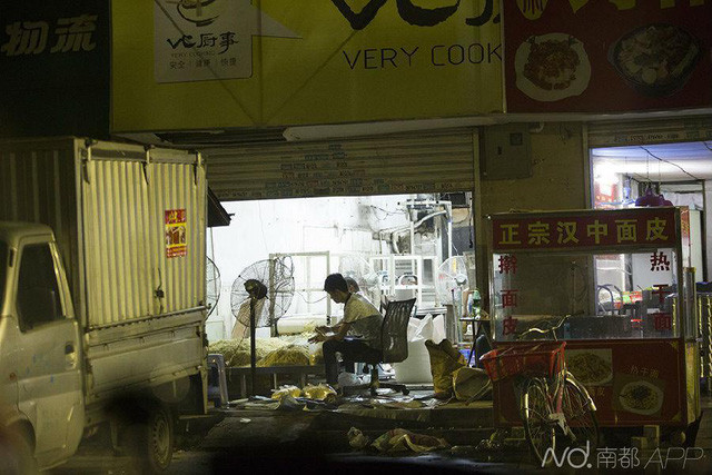 Theo người dân sống xung quanh, cơ sở sản xuất mì siêu bẩn này thường chỉ hoạt động vào những lúc nửa đêm, buổi sáng thì đóng cửa kín mít.