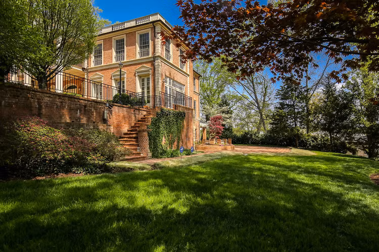 Ngôi nhà mang phong cách kiến trúc Georgia và được miêu tả như một Nhà Trắng thu nhỏ, nằm ẩn mình trên một khu đất nhiều cây cối.