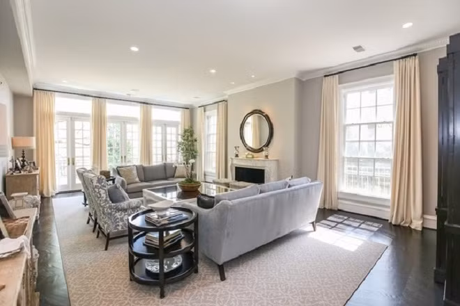 Phòng khách thoáng đãng, nổi bật với chiếc lò sưởi được làm từ đá cẩm thạch.