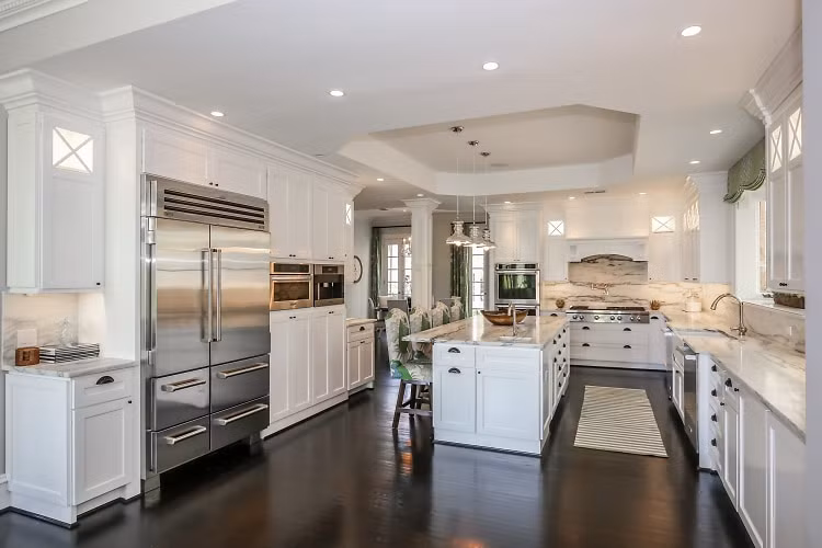 Nhà bếp rộng rãi với thiết kế mở, được trang bị đầy đủ công cụ nấu nướng hiện đại.