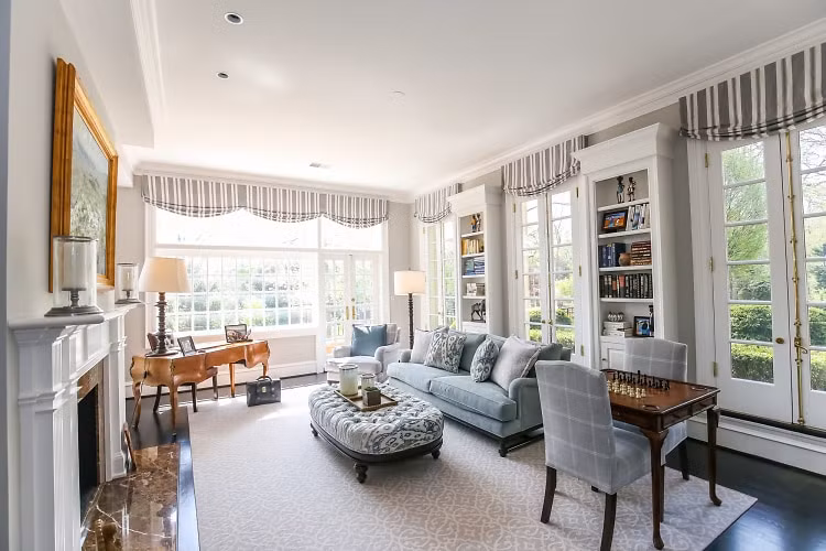 Cửa kính bao quanh đem đến cảnh sắc sân vườn và ánh sáng tự nhiên.