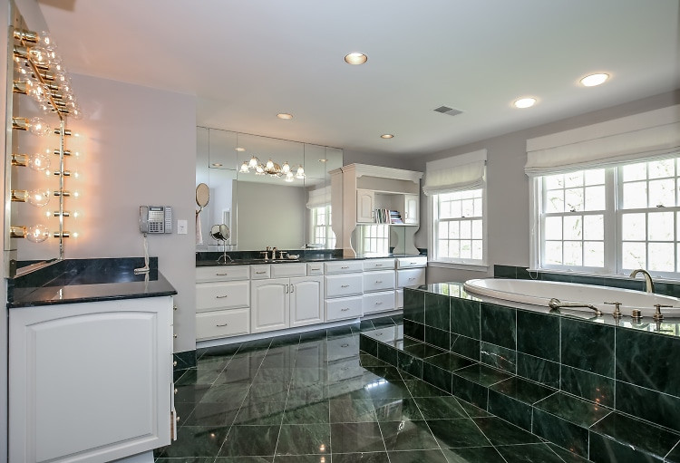 Dinh thự ông Joe Biden đang sống rộng gần 1.115m2, với 5 phòng ngủ và 10 phòng tắm.