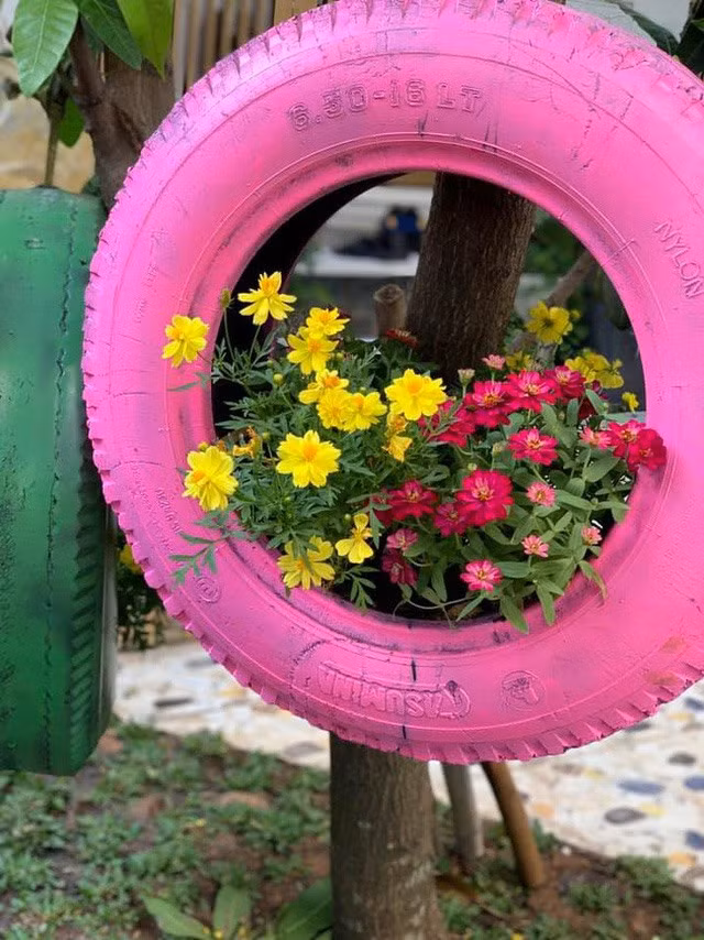 Nữ ca sĩ còn tận dụng lốp xe để trồng hoa. Ảnh: Lao động.