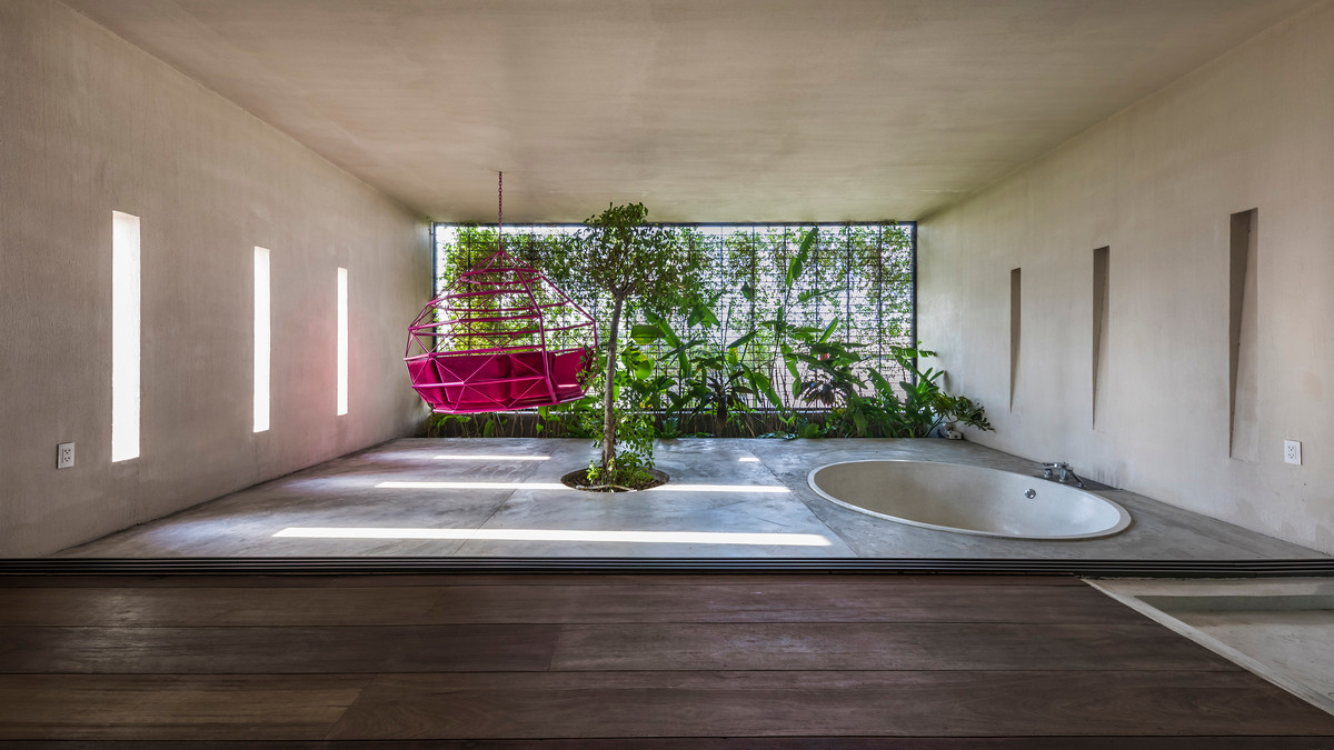 Chúng hoạt động như những chiếc đồng hồ mặt trời – tạo ra bóng đổ hình học sắc nét vào ban ngày.