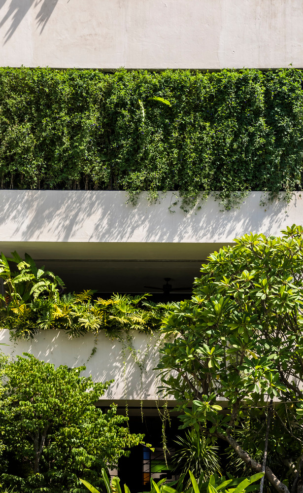 Ban công được được đục rỗng, âm vào trên kiến trúc ngôi nhà thay vì nhô ra bên ngoài, tạo hiệu quả cho việc che nắng.