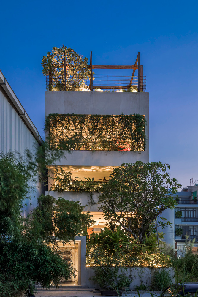  Nhà phố được xây dựng trên mảnh đất hình thang sâu 27m, hai cạnh đáy là 5m và 7m, tại ngoại thành Sài Gòn với hình thức là một ngôi nhà “ống” điển hình.