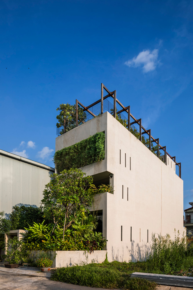 Công năng của ngôi nhà chia đôi mặt bằng hình thang thành các phòng lớn hình chữ nhật với các khu phụ hình nêm dùng làm phòng tắm và các kho lưu trữ.