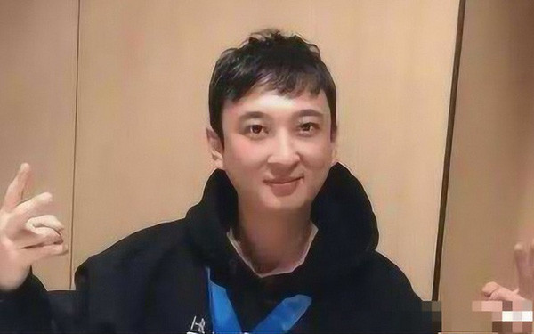 Thông tốt nghiệp Đại học College London (University College London) với thành tích đáng nể và thành thạo 8 thứ tiếng.