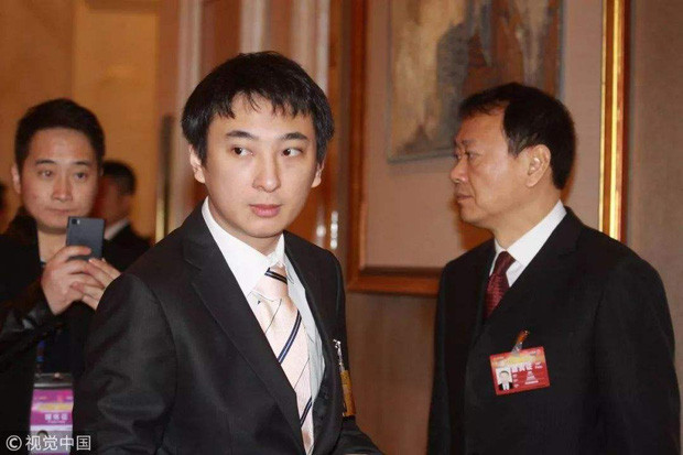 Khi về nước, thiếu gia họ Vương từ chối kế nghiệp cha mình và tự phát triển sự nghiệp riêng. Anh nhận số tiền 500 triệu tệ (khoảng 1670 tỷ đồng) làm vốn kinh doanh với lời hứa nếu không thể khiến số vốn ấy tăng lên gấp 20 lần trong vòng 5 năm thì buộc phải quay về làm việc trong tập đoàn Vạn Đạt.