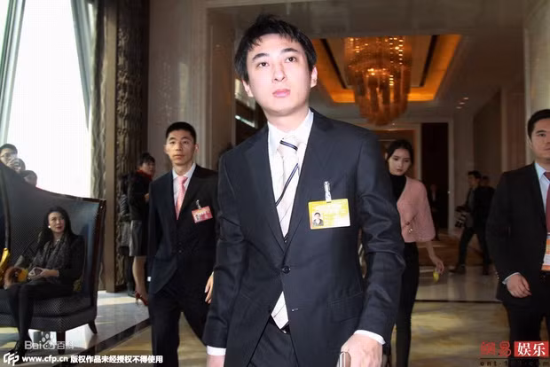 Năm 16 tuổi, có người bạn nhìn thấy ảnh chụp của ông Vương Kiện Lâm trên báo và hỏi han tình hình, Vương Tư Thông mới biết cha mình là 1 tỷ phú đình đám.