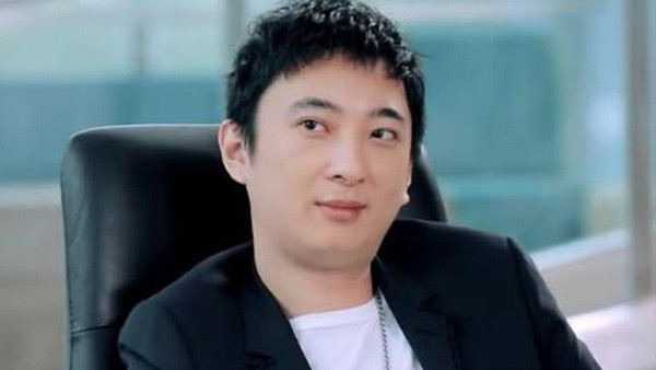 Sinh ra trong gia đình giàu có nhưng Vương Tư Thông không hề hay biết điều đó. Khi mới 5 tuổi, vị thiếu gia này được cha mẹ cho ra nước ngoài học tập và sống tự lập.