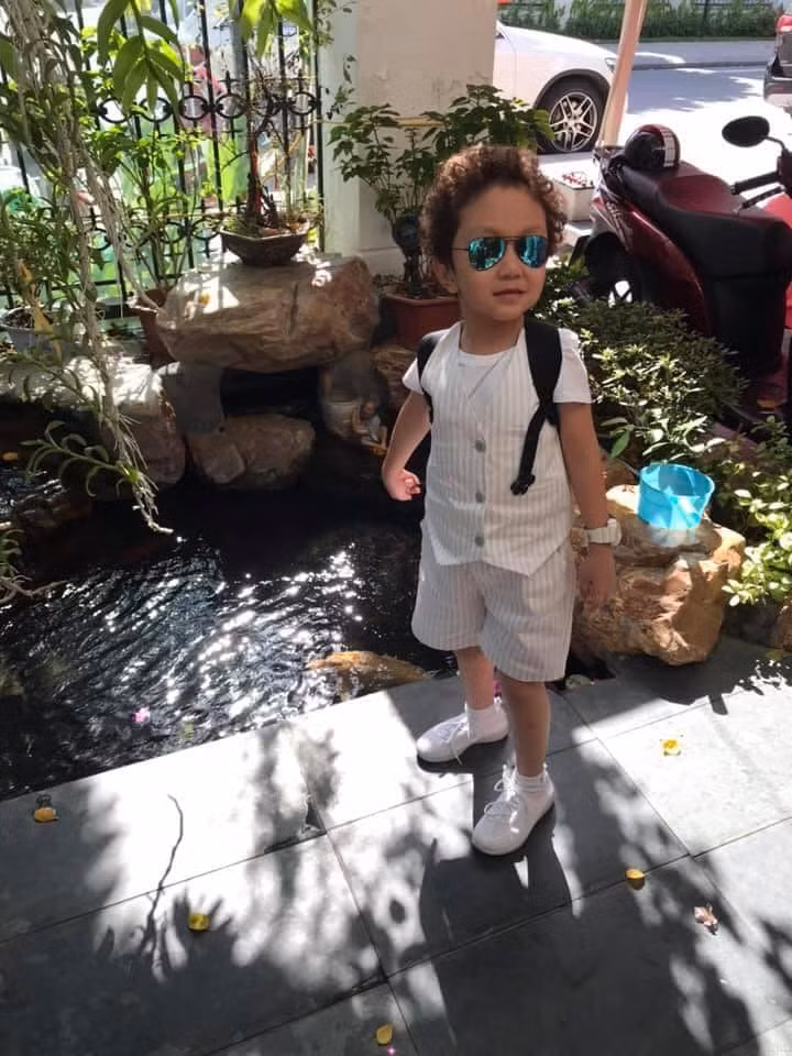 Bên cạnh đó, ca sĩ Tuấn Hưng còn đầu tư nhiều cho khu vực sân vườn để các con được sống trong bầu không khí trong lành. 