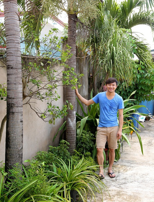 Nhà vườn của Quý Bình rất rộng, trồng nhiều loại cây khác nhau từ cây cảnh đến hoa trái, rau xanh...Ảnh: Ngoisao.