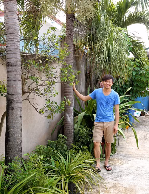 Nhà vườn của Quý Bình rất rộng, trồng nhiều loại cây khác nhau từ cây cảnh đến hoa trái, rau xanh...Ảnh: Ngoisao.