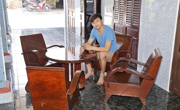 Bộ bàn ghế kiểu xưa được đặt ngay ngoài hiên để tiếp khách. Ảnh: Ngoisao.