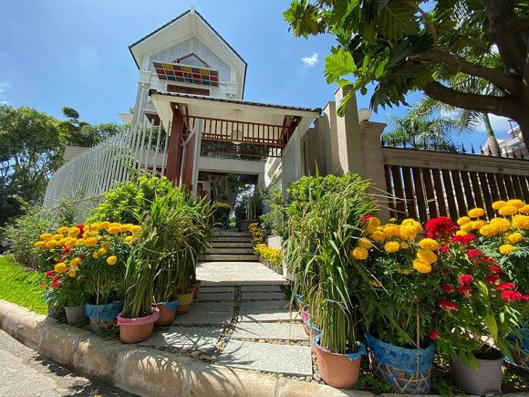 Ngoài căn biệt thự mới này, nam diễn viên Quý Bình còn có một căn nhà vườn rộng rãi ở ngoại ô TP HCM.