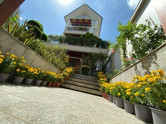 Lối vào nhà được nam diễn viên trang trí rất nhiều chậu hoa tươi.