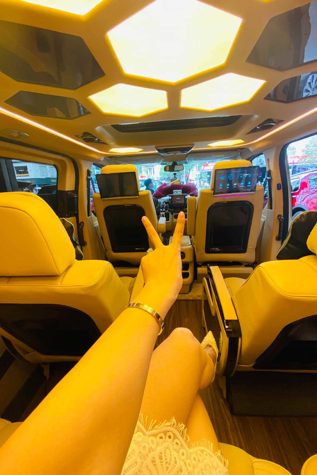 Khi sắm xế hộp này, Nhật Kim Anh còn thiết kế lại nội thất bên trong xe, mang đến sự tiện nghi và thoải mái khi sử dụng. Ảnh: Vietnamnet.