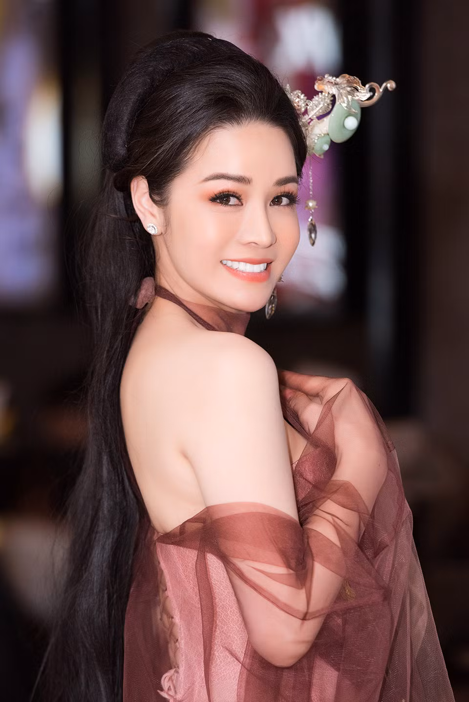 Không chỉ là một nghệ sĩ đa tài trong nghệ thuật, Nhật Kim Anh còn rẽ lối kinh doanh thành công trong lĩnh vực làm đẹp với thương hiệu mỹ phẩm cao cấp do chính cô sáng lập. Ảnh: Dân Việt.