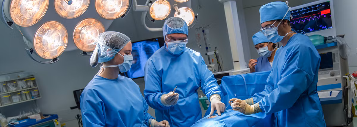 Theo Cục thống kê Lao động Mỹ (Bureau of Labor Statistics), bác sĩ phẫu thuật nằm trong nhóm công việc được trả lương cao nhất. Lương trung bình của một bác sĩ phẫu thuật tương đương hoặc cao hơn 208.000 USD/năm.