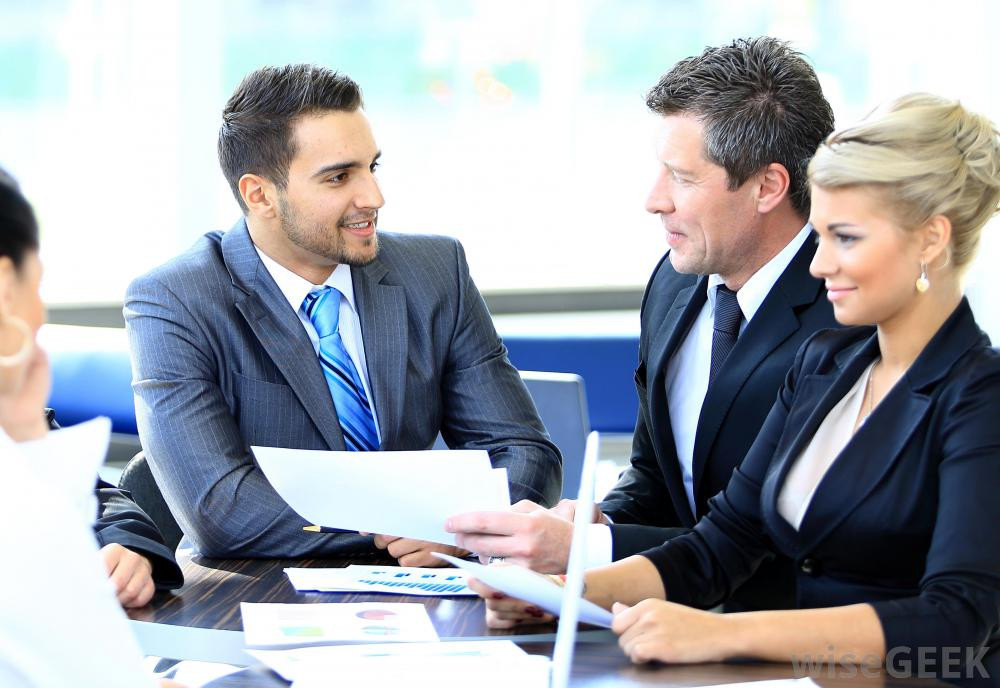 Năm 2018, hãng tin AP báo cáo rằng mức thù lao trung bình cho CEO tại các công ty hàng đầu vượt quá 11 triệu USD mỗi năm. 104.690 USD/năm là mức lương trung bình của các CEO.