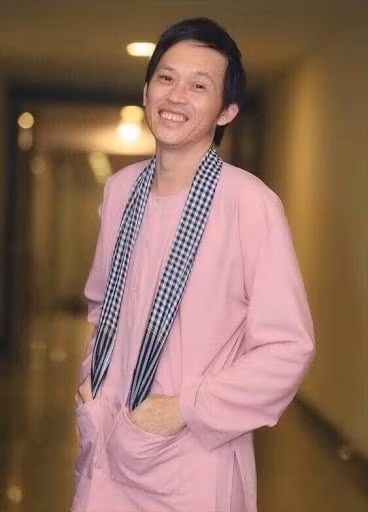 Sở hữu khối tài sản thuộc hàng "khủng" nhưng NSƯT Hoài Linh lại chọn lối sống giản dị, không chạy theo đồ hiệu. Ảnh: Lao động.