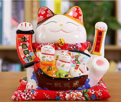 Nếu muốn bày ở cửa hàng, cửa hiệu, nhất định phải đặt tượng mèo Thần Tài hướng ra phía cửa ra chính, nơi có khách ra vào thường xuyên.