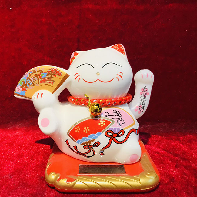 Trên bàn làm việc, mèo Thần Tài nên đặt xuôi theo hướng bạn quay mặt ra, sạch sẽ, thoáng đãng, không nên có quá nhiều vật cản.