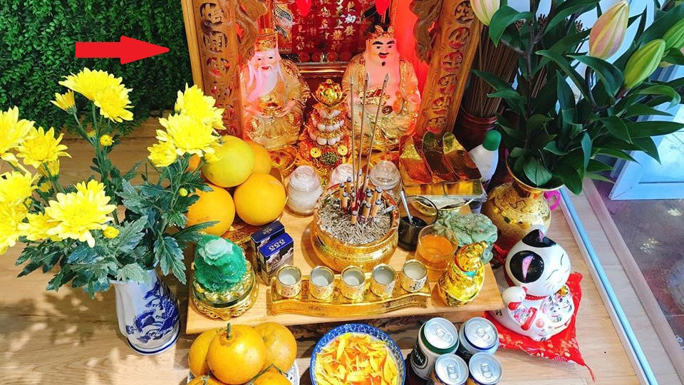 Với ý nghĩ mang lại may mắn, thịnh vượng cho gia chủ nên bạn hoàn toàn có thể đặt mèo cạnh bàn thờ Thần Tài. Đặt mèo ở vị trí này cần ngay ngắn, tránh tùy hứng. *Thông tin trong bài chỉ mang tính chất tham khảo!