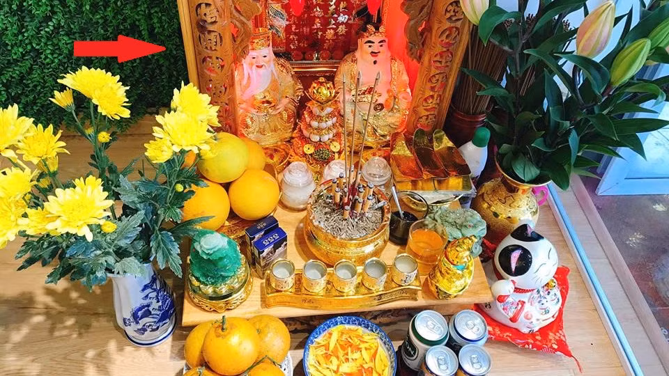 Với ý nghĩ mang lại may mắn, thịnh vượng cho gia chủ nên bạn hoàn toàn có thể đặt mèo cạnh bàn thờ Thần Tài. Đặt mèo ở vị trí này cần ngay ngắn, tránh tùy hứng. *Thông tin trong bài chỉ mang tính chất tham khảo!