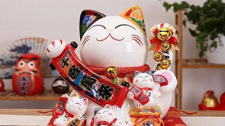 Mèo Thần Tài để trong phòng ngủ mang ý nghĩa đem đến vận đào hoa. Những người cần cầu tình duyên thuận buồn xuôi gió nên đặt hai con mèo tại hướng chính Đông của phòng ngủ.