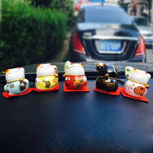 Khi để trên xe hơi, mèo Thần Tài không chỉ mang ý nghĩa cầu may mắn mà còn biểu hiện cho sự bình an trong mỗi chuyến đi.