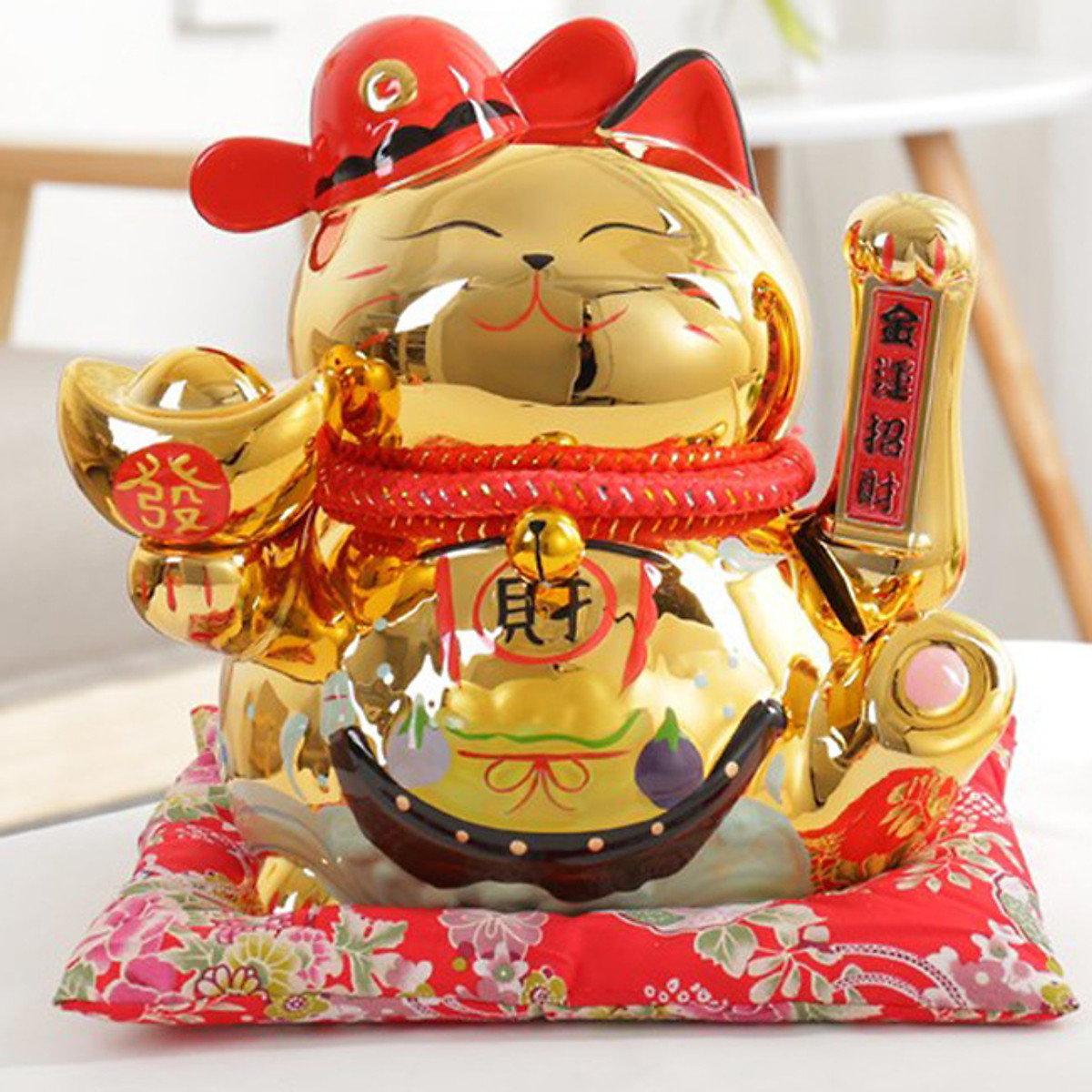 Trong trường hợp này nên trưng bày mèo chiêu tài giơ tay trái mang hàm ý “khách nhiều, tài đến”.