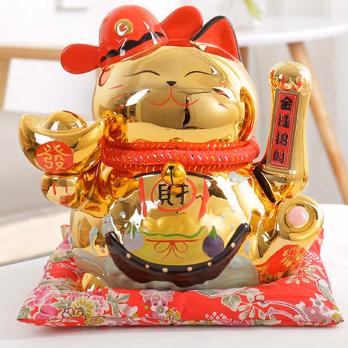 Trong trường hợp này nên trưng bày mèo chiêu tài giơ tay trái mang hàm ý “khách nhiều, tài đến”.