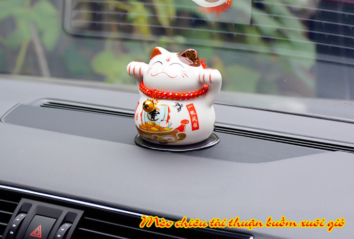 Trên xe hơi người ta thường treo mèo Thần Tài ngay ở vị trí gương để tạo sự thoải mái hoặc đặt ở trên đế hay để ở đầu xe.