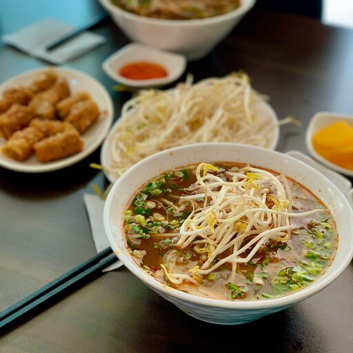 Tại Seoul (Hàn Quốc), quán phở Pham Thi Chinh chuyên phục vụ phở bò tái chín, với giá khoảng 7.000 - 10.000 won (140.000 - 200.000 đồng). Ảnh: Internet.