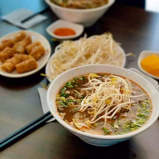 Tại Seoul (Hàn Quốc), quán phở Pham Thi Chinh chuyên phục vụ phở bò tái chín, với giá khoảng 7.000 - 10.000 won (140.000 - 200.000 đồng). Ảnh: Internet.