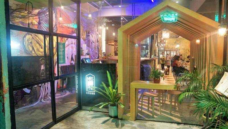 Hệ thống Mrs Pho của một người Australia gốc Việt cũng được giới thiệu là những địa chỉ bán phở "chuẩn" vị Việt Nam tại Singapore. Một bát phở bò đặc biệt ở quán có giá 9,9 SGD (170.000 đồng). Ảnh: Internet.