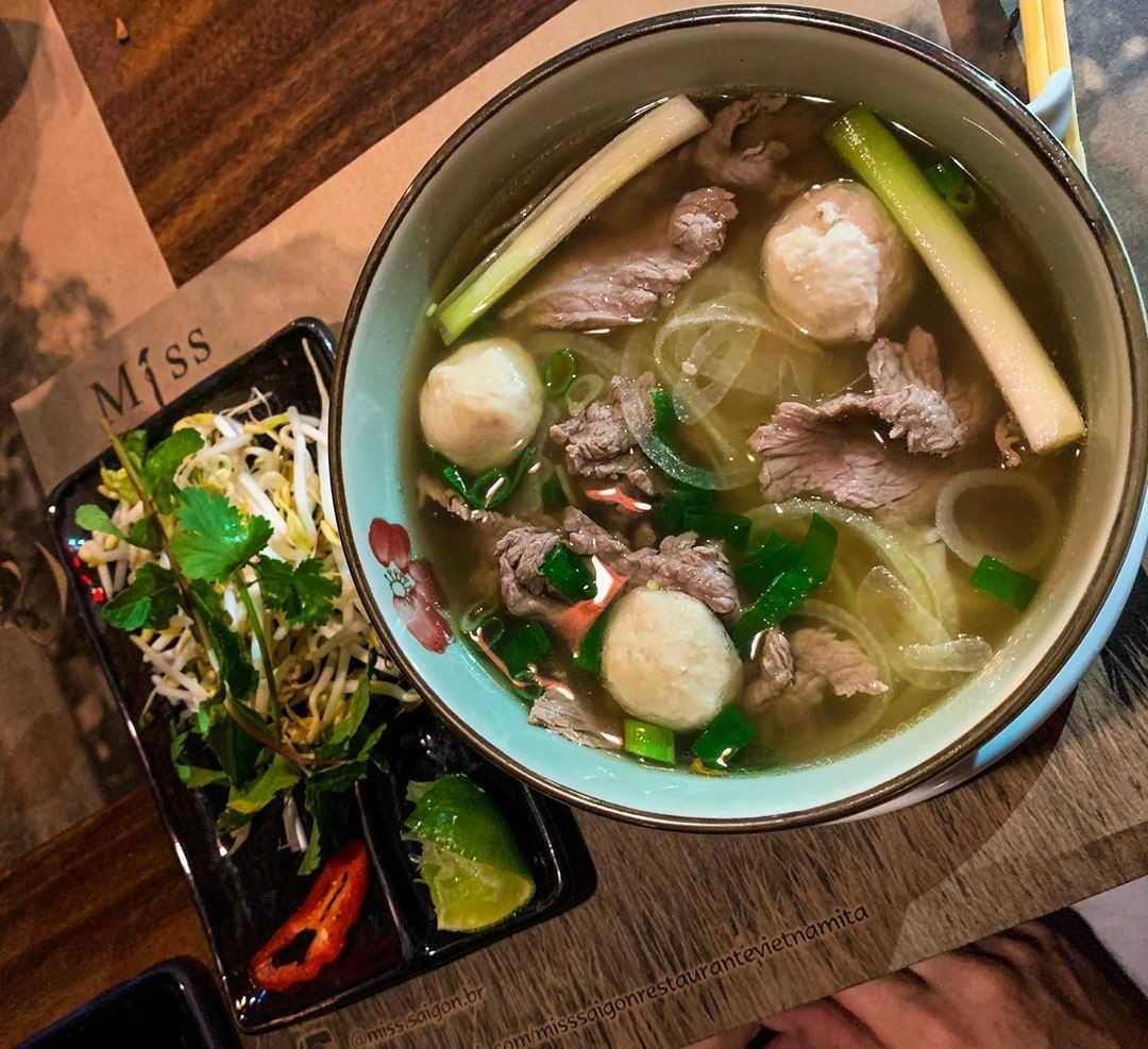 Ở một đất nước cách xa Việt Nam gần 17.000 km như Brazil bạn vẫn có thể thưởng thức hương vị của Phở Việt. Tuy nhiên, một tô phở loại trung sẽ có giá là 248.000 đồng, còn tô loại lớn giá 314.000 đồng. Ảnh: Internet.