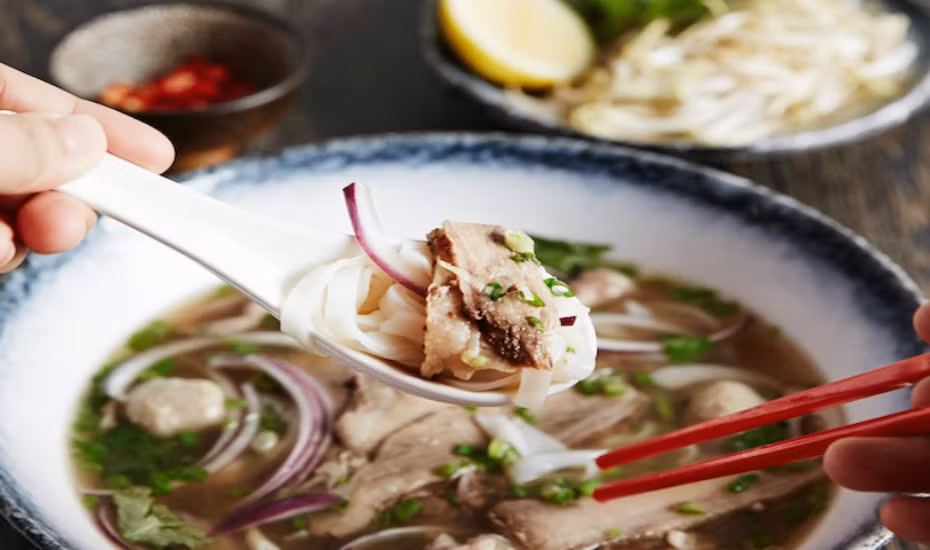 Một bát phở bò với nước dùng đậm đà, thịt tái mềm, không dai, có giá 7 SGD (khoảng 120.000 đồng). Ảnh: The Honeycombers.