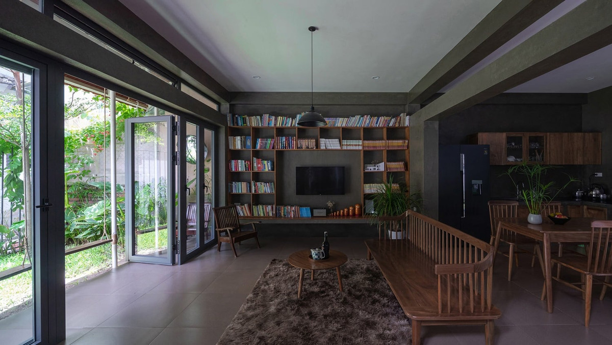 Từ khu đất vốn dành cho kiểu nhà ống đặc trưng, kiến trúc sư đã lồng ghép các khoảng xanh vào nhà, tạo nhà trong vườn - vườn trong nhà, mang đến không gian sống khác biệt nhưng vẫn mộc mạc, bình yên.