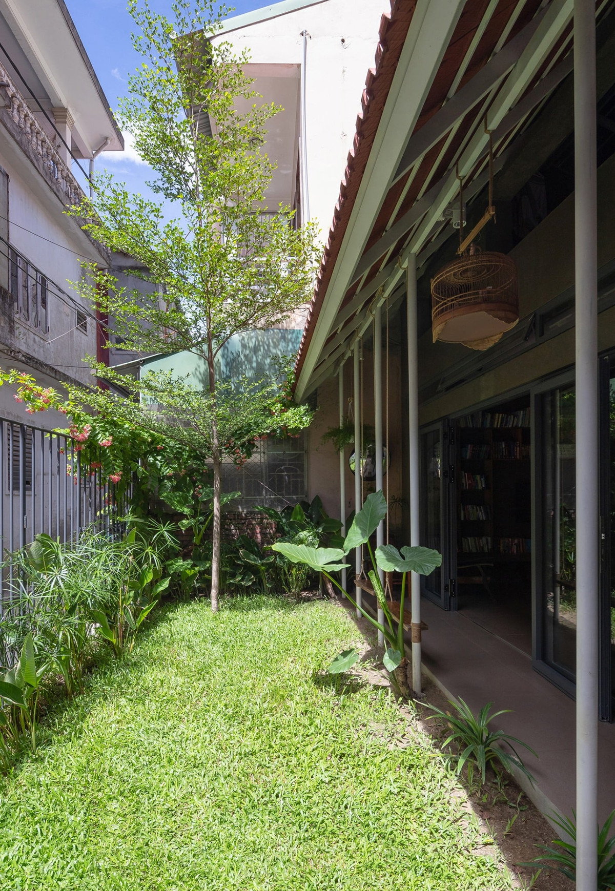 Nằm trên mảnh đất dài và hẹp lại bị che khuất bởi nhiều nhà cao tầng là bất lợi không nhỏ đối với nhóm kiến trúc sư. Tuy nhiên, nhóm thiết kế quyết định không tận dụng hết không gian phục vụ cho sinh hoạt để tạo nên sự khác biệt cho công trình.